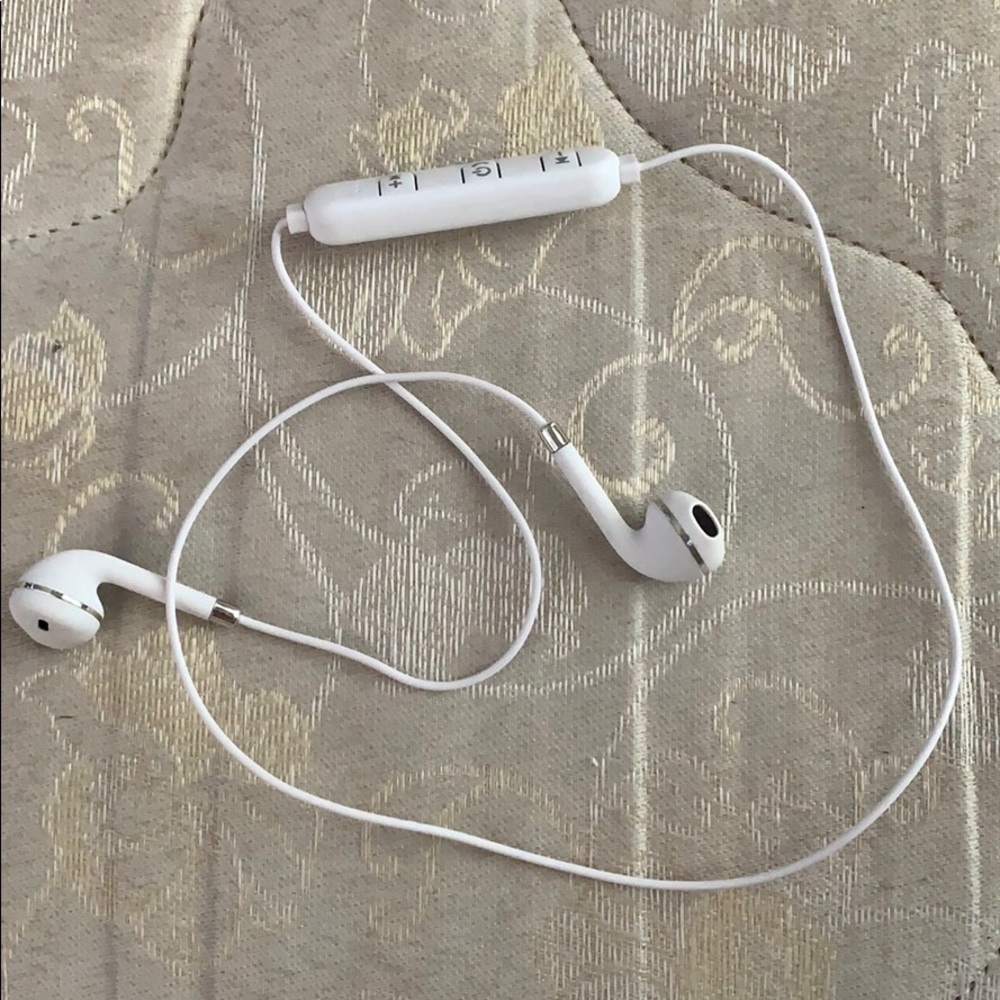 Bluetooth earbuds